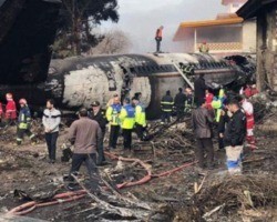 Avião militar faz voo irregular, sofre acidente e 15 pessoas morrem