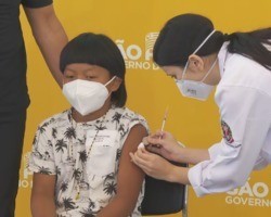 Indígena de 8 anos é a primeira criança a ser vacinada contra a Covid-19 