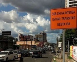 Chuvas: Placas alertam condutores em trechos críticos de Teresina