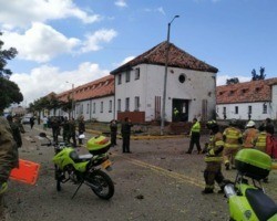Carro-bomba explode em escola de cadetes em Bogotá e deixa 21 mortos 