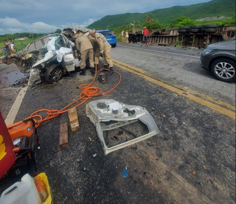Carro de passeio ficou destruído (Foto: Corpo de Bombeiros)