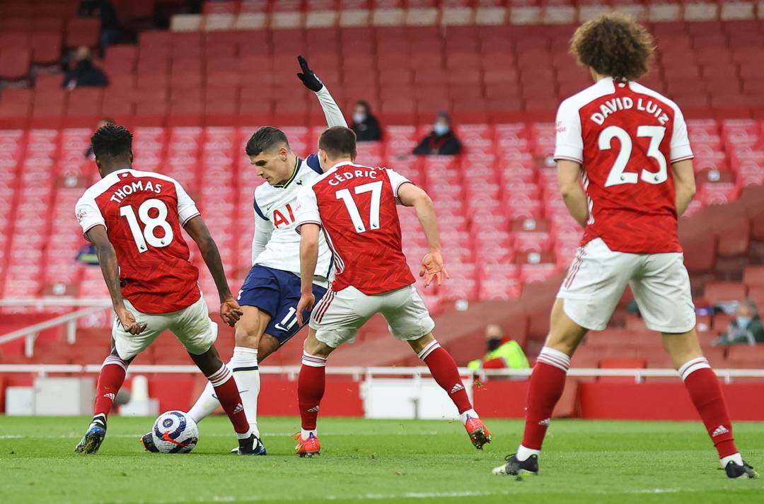 Lamela marca de letra em Arsenal x Tottenham (Foto: Reuters) 