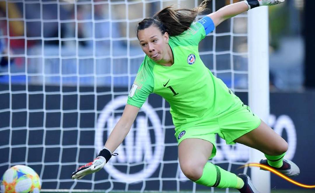 Goleira Claudia Endler em ação na estreia da Copa do Mundo Feminina (Foto: Reprodução/Twitter) 