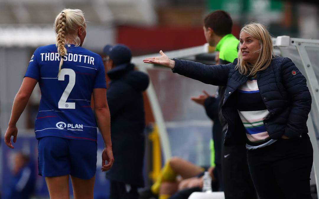 Emma Hayes no comando do Chelsea (Foto: Getty Images) 