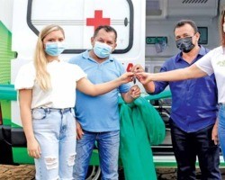 Fábio Abreu entrega ambulância a prefeito e secretária de Matias Olímpio 