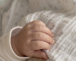 Bebê de 4 meses  com covid-19 morre em hospital 