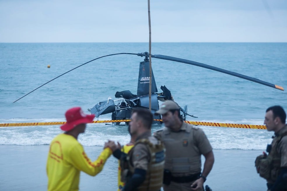 Helicóptero com turistas cai no mar em praia e três pessoas ficam feridas  - Imagem 1