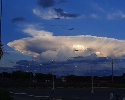 Bomba atômica? Nuvem com formato estranho surge no céu de Brasília; Fotos