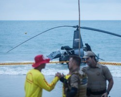 Helicóptero com turistas cai no mar em praia e três pessoas ficam feridas 