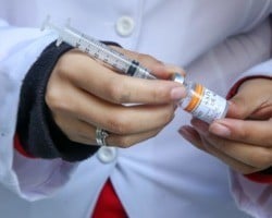 Ômicron: Vacinados com CoronaVac podem precisar de dois reforços da Pfizer