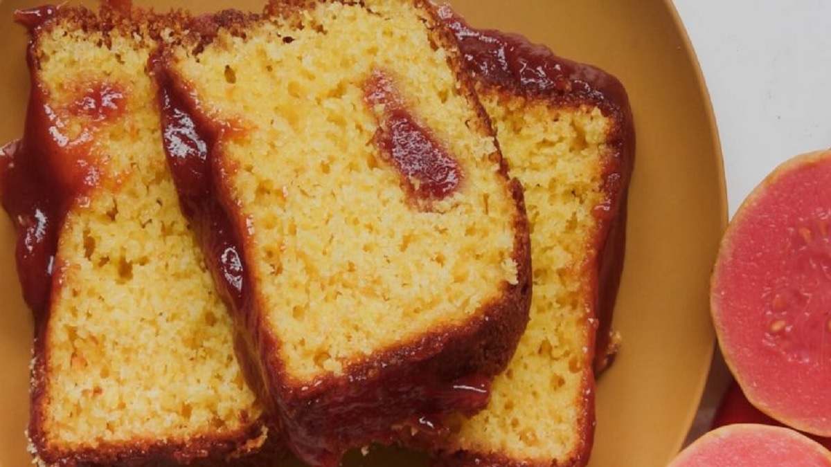  Dê uma olhada neste bolo de milho fofinho com goiabada e faça em casa!