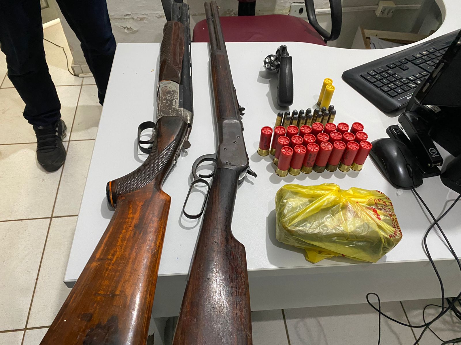 Armas encontradas na residncia do ex-prefeito (Foto: Divulgao)