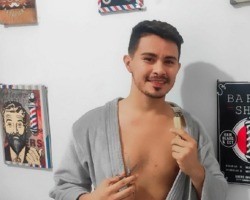 Barbearia com clientes e funcionários pelados faz sucesso em Fortaleza