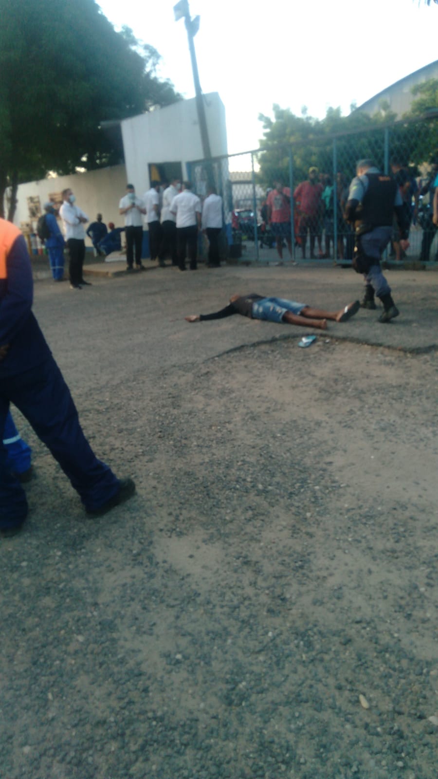 Criminoso baleado foi socorrido em estado grave (Foto: Reprodução/ WhatsApp)
