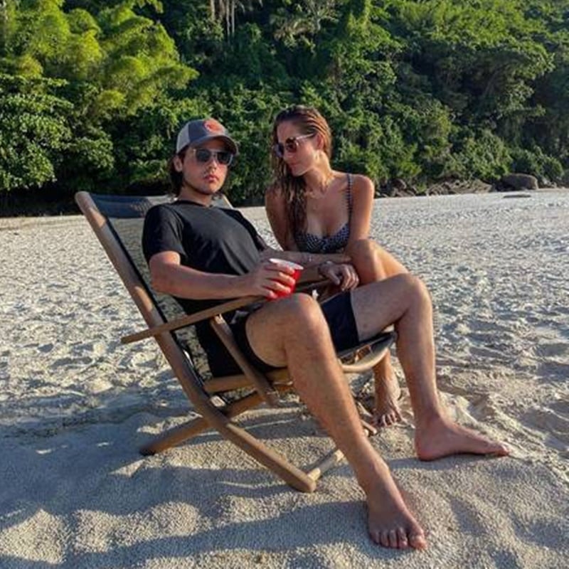 O jovem apresentador assumiu o relacionamento nas redes sociais ao postar uma foto curtindo uma praia com a moça em Lopes Mendes - Imagem: Instagram
