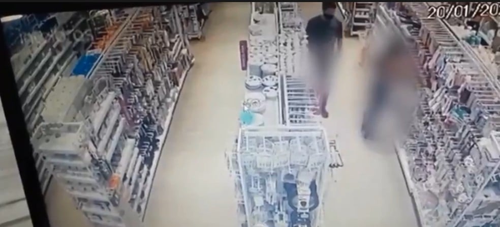 Imagens mostram homem circulando dentro da loja atrás de adolescente 