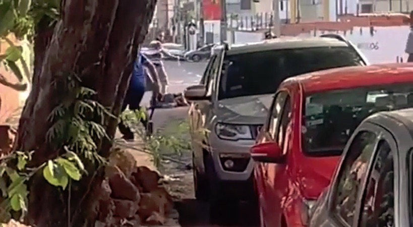 Criminoso foge após esfaquear a vítima em via pública no bairro Ilhotas - Foto: Reprodução
