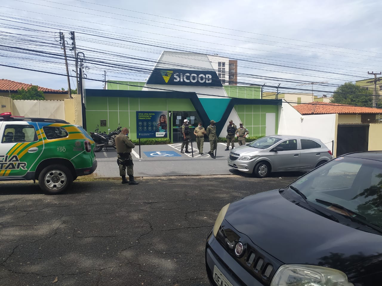 Criminosos fazem funcionários reféns em banco e levam dinheiro em Teresina (Foto: Reprodução/ WhatsApp)
