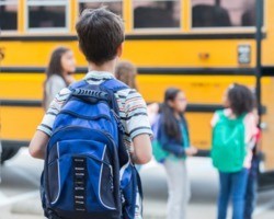 Mochilas escolares podem prejudicar a saúde da coluna de estudantes