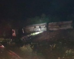 Caminhão tomba e deixa homem gravemente ferido na BR-135, sul do Piauí