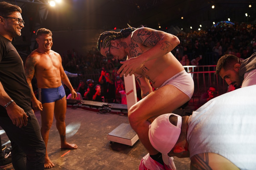 Whindersson brinca e Popó ri durante a pesagem — Foto: Fight Music Show 