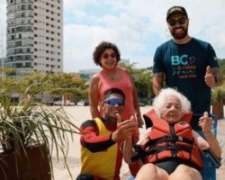 Idosa de 97 anos realiza sonho de banho de mar no dia de seu aniversário
