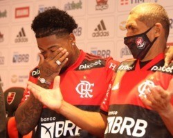 Marinho é apresentado no Flamengo e se emociona ao dar camisa para o pai