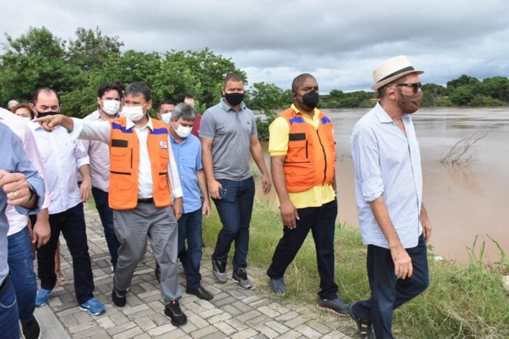 Governador visita áreas alagadiças em Floriano (Foto: Divulgação)