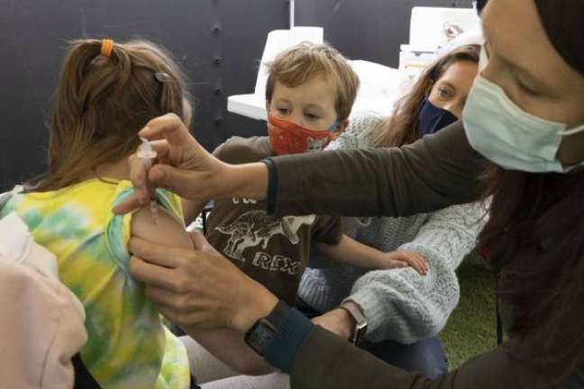 Vacinação de crianças de 5 a 11 anos inicia neste mês | FOTO: EPA/Ansa Brasil