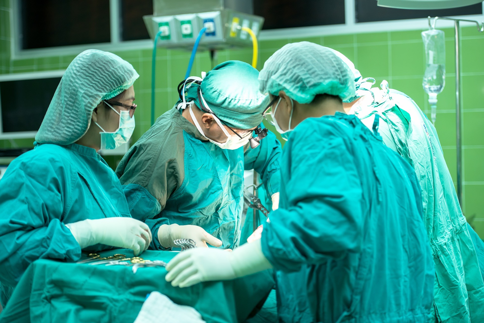 Pesquisadores atribuem os maiores riscos a vieses insconscientes -- ou seja, preconceitos que guiam as decisões de cirurgiões homens(Foto: Pixabay) 
