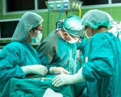 Mulheres têm mais chances de morrer quando operadas por homens, diz estudo