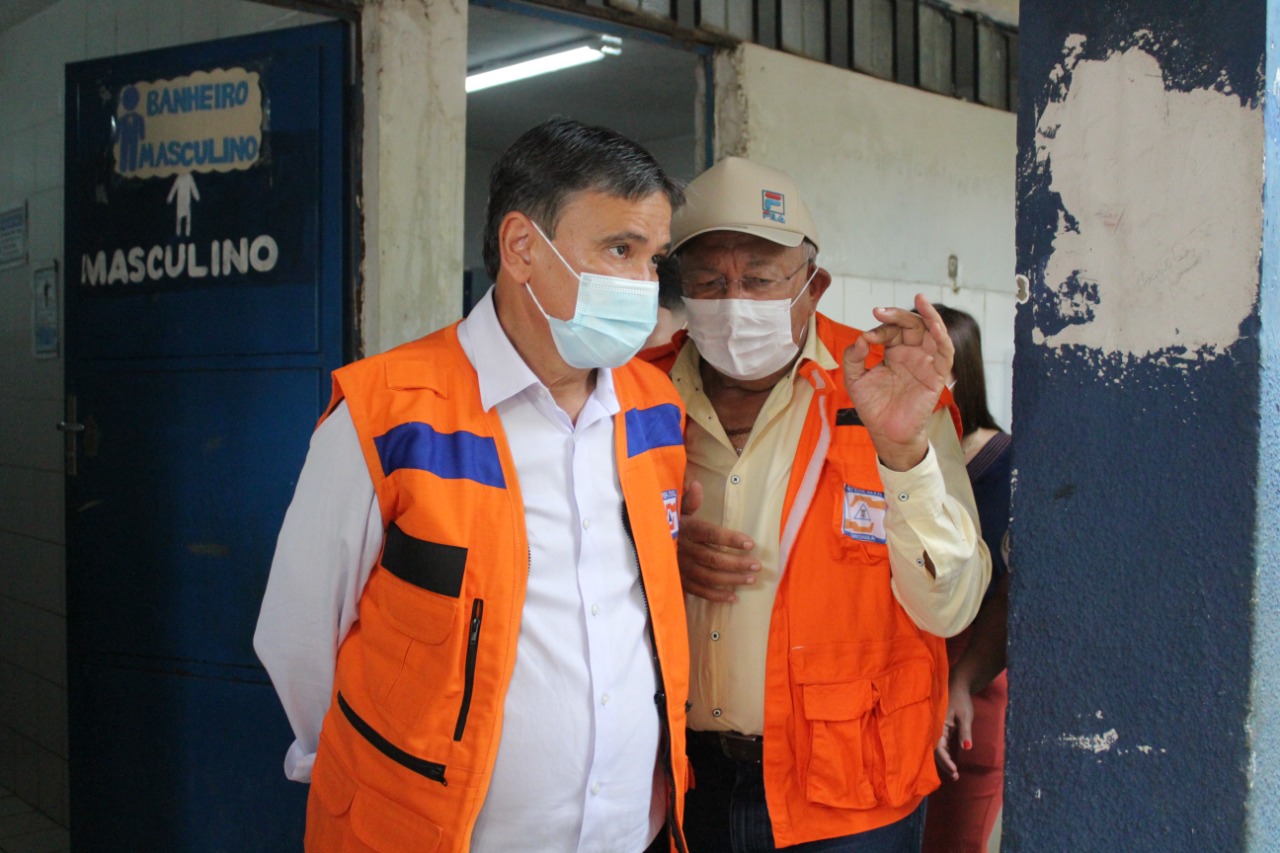Governador Wellington Dias durante visita às regiões afetadas pelas chuvas com o Dr. Pessoa (Foto: Raissa Morais)