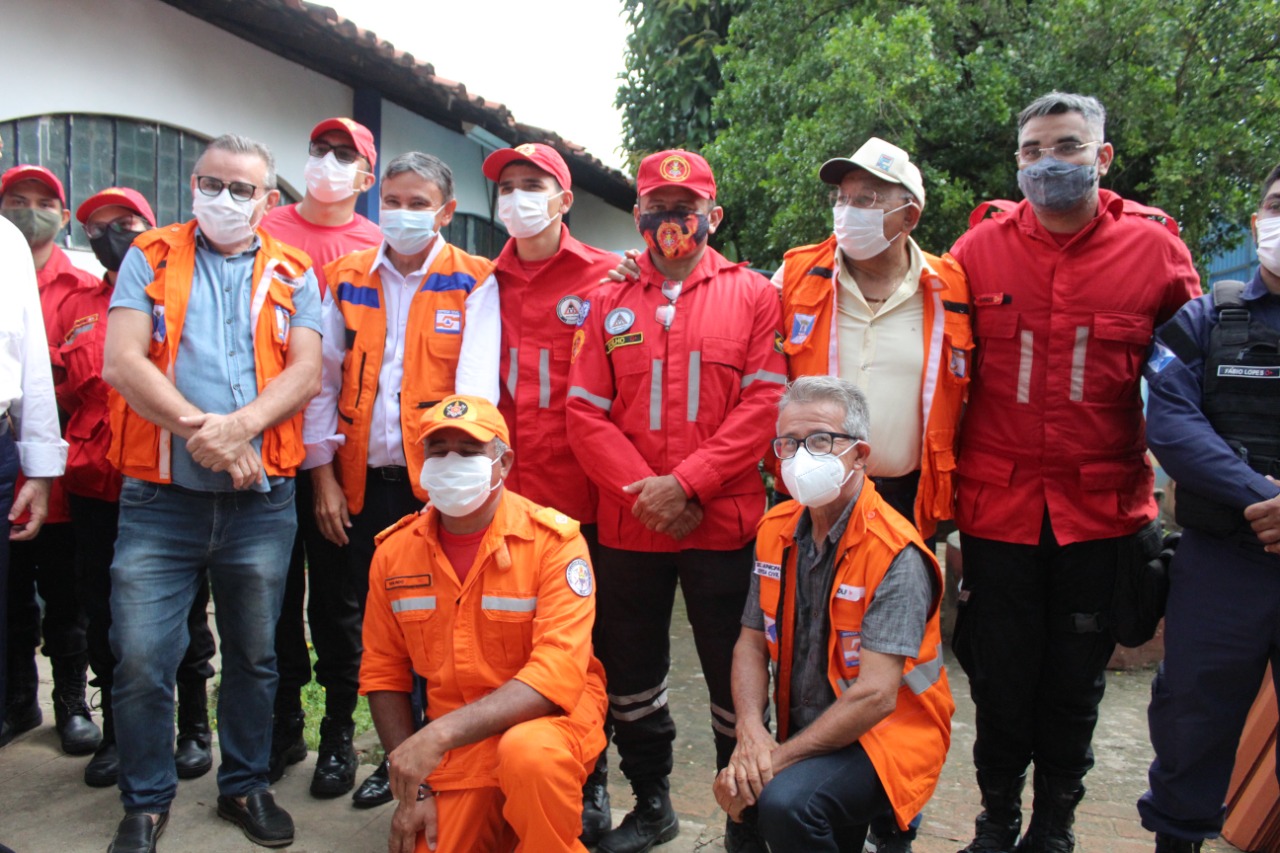 Governador Welington Dias, Prefeito Doutor Pessoa e equipe da Defesa Civil e Corpo de Bombeiros (Foto: Raissa Morais)