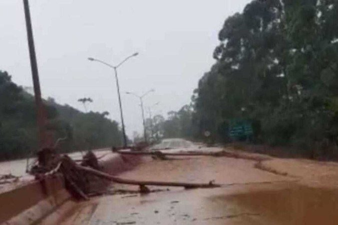 Houve o transbordamento de um dique que serve para conter a água - Foto: Reprodução