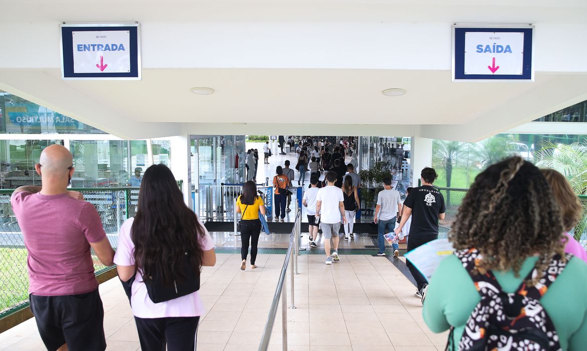 Estudantes chegam aos locais de provas (Valter Camparato/Agência Brasil)