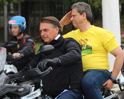 Com Tarcísio na garupa, Jair Bolsonaro participa de motociata