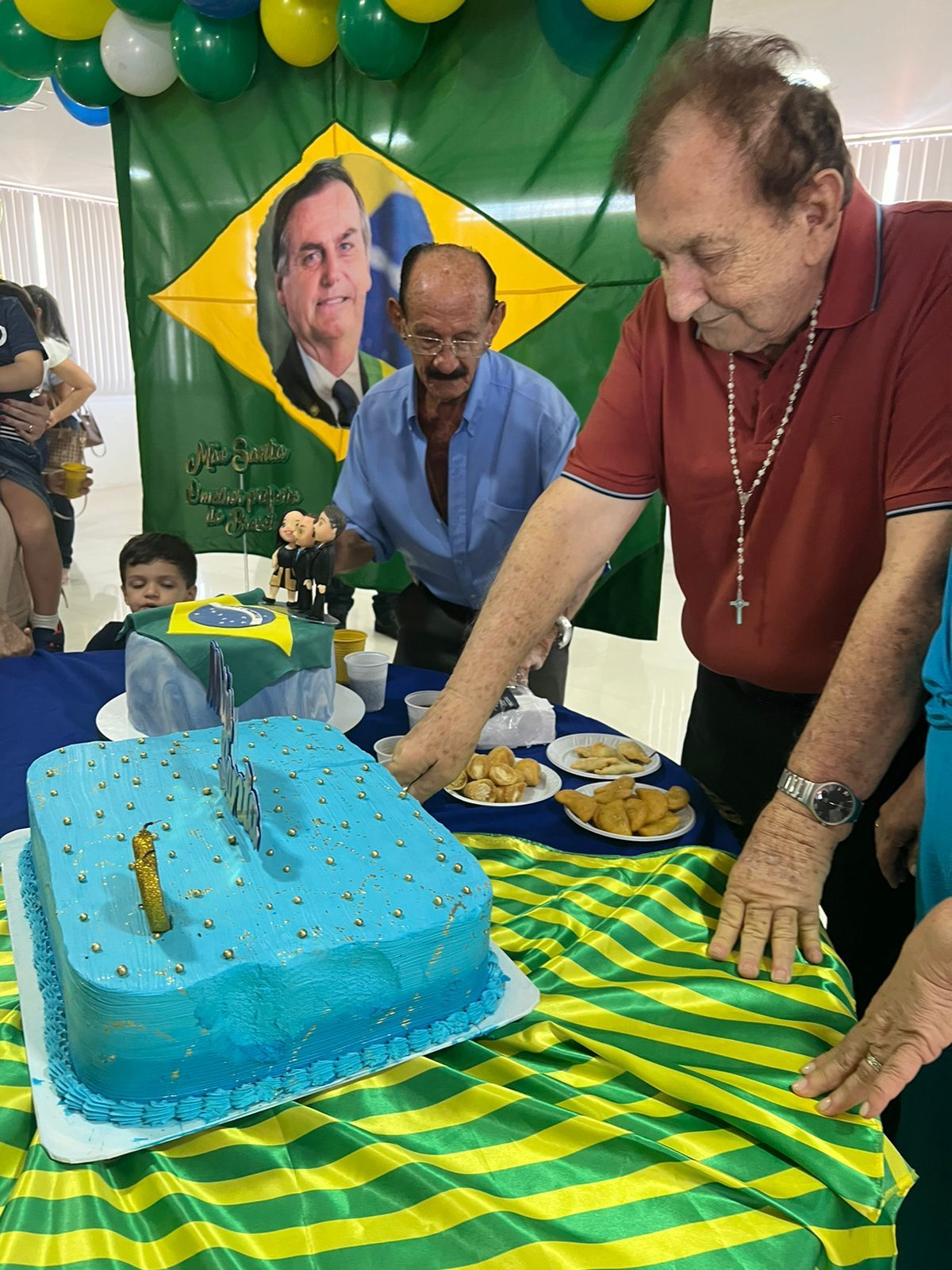 Mão Santa diante de seus bolos: Bolsonaro foi o tema do aniversário de 80 anos