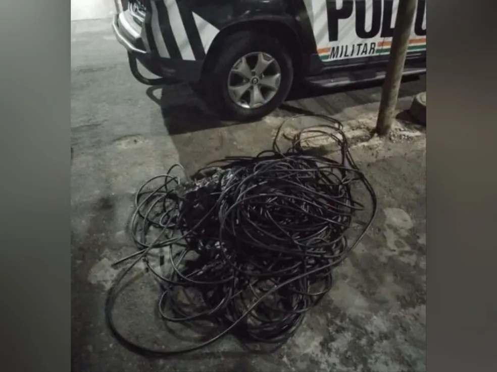 Homem reage à prisão e morde policial após ser flagrado com fiação furtada (Foto: Reprodução / Polícia Militar)
