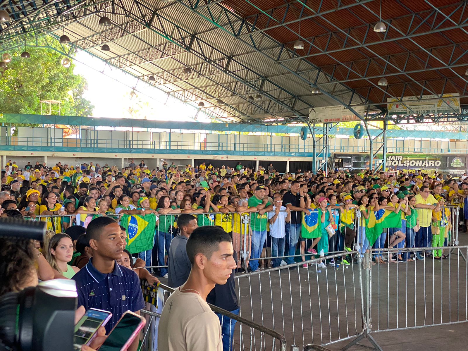 Bolsonaro em Teresina: apoiadores se concentram para evento com o candidato (Foto: Apoliana Oliveira)