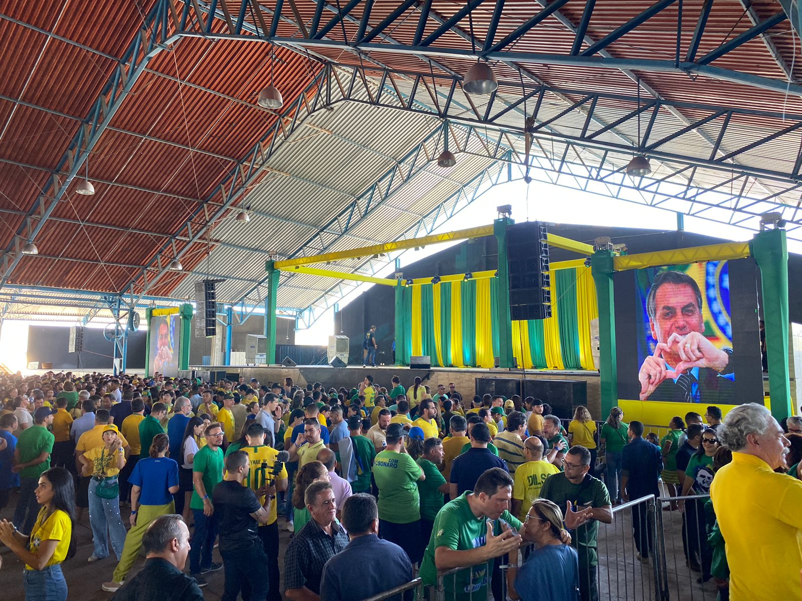 Bolsonaro em Teresina: apoiadores se concentram para evento com o candidato (Foto: Apoliana Oliveira)
