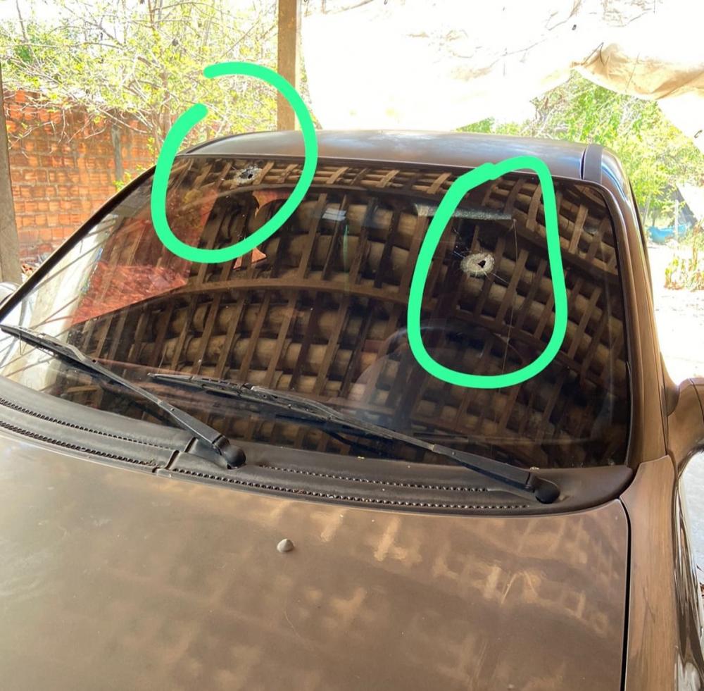 Veículo foi alvejado a tiros em Monsenhor Gil