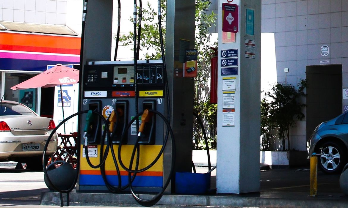 Gasolina fica mais cara nos postos após 15 semanas em queda, diz ANP - Foto: Rovena Rosa/Agência Brasil