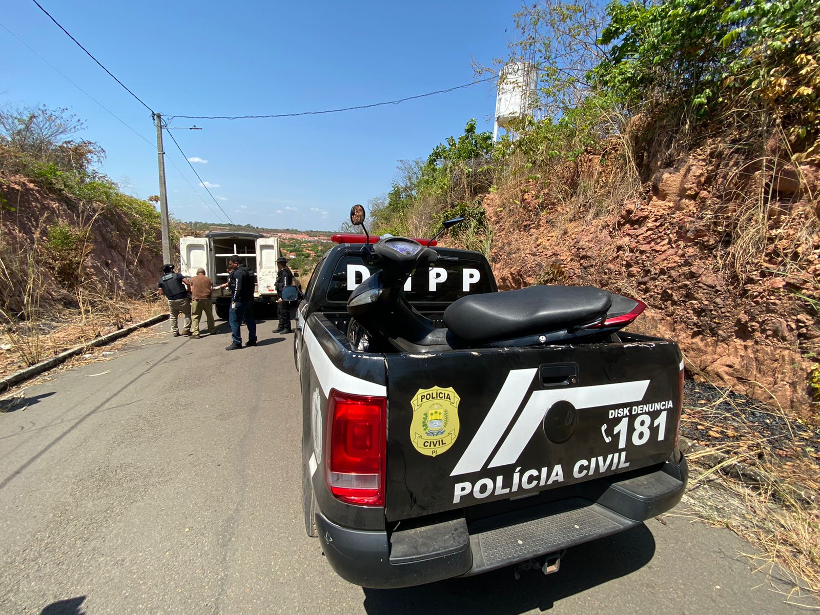 Policiais encontraram a motocicleta da vítima próxima do corpo - Foto: Matheus Oliveira/Meio Norte
