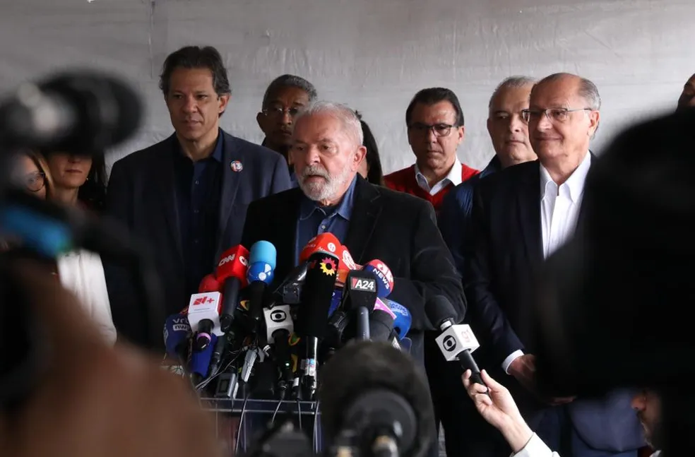 Lula concedeu coletiva de imprensa após votar - Foto: Celso Tavares 
