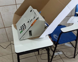 Homem é preso após quebrar urna a pauladas em colégio eleitoral de Goiás