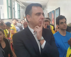 Presidente do Senado, Rodrigo Pacheco, demora duas horas para votar