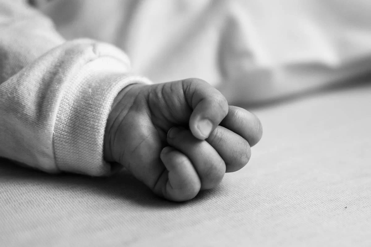 Bebê de 2 meses morre após mãe dormir por cima dele ao amamentá-lo (Foto: Reprodução)