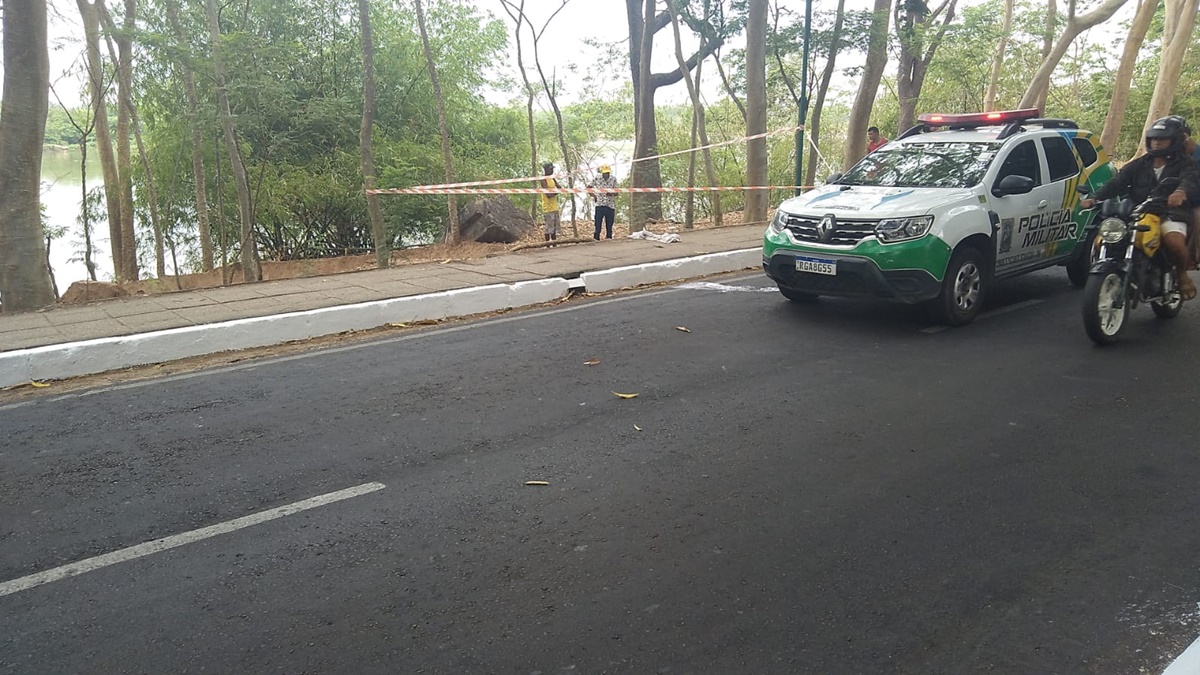 Corpo de homem com sinais de violência é encontrado na Av. Maranhão - Foto: Reprodução/WhatsAppCorpo de homem com sinais de violência é encontrado na Av. Maranhão - Foto: Reprodução/WhatsApp