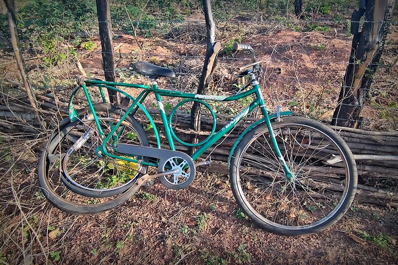 Bicicleta ficou com parte traseira danificada - Foto: Reproduo/Blog do Coveiro