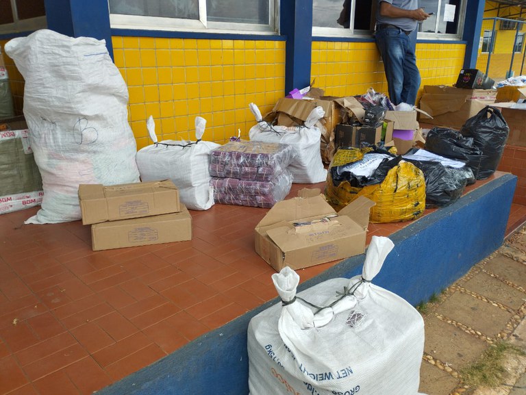 PRF apreende em ônibus 4.300 produtos importados ilegalmente em Picos (Foto: PRF)